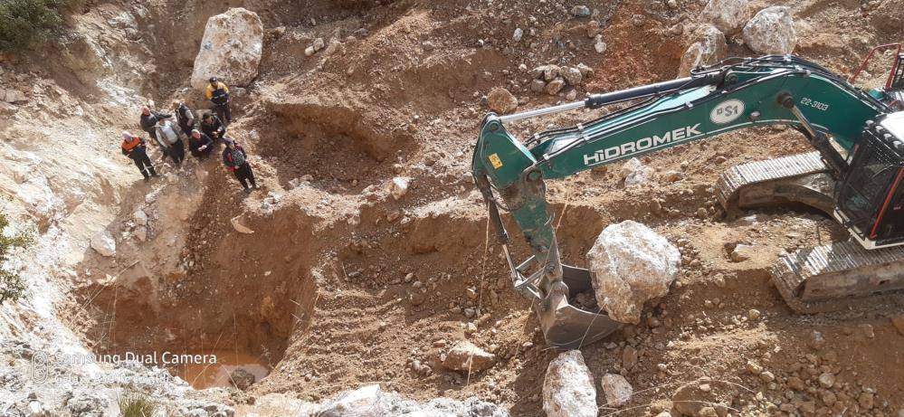 Kuraklıkla boğuşan mahallede kuyudan su fışkırdı! Bayram ediyorlar 9